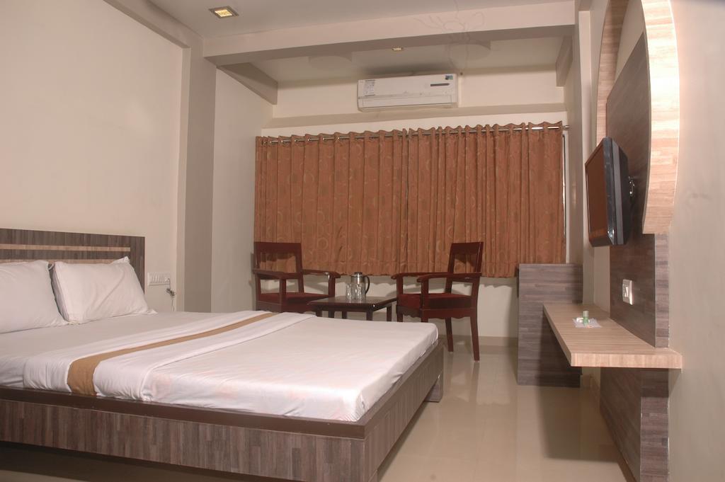 Hotel Sapphire Junagadh Chambre photo