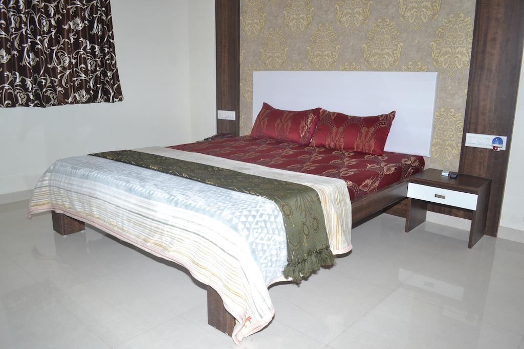 Hotel Sapphire Junagadh Extérieur photo