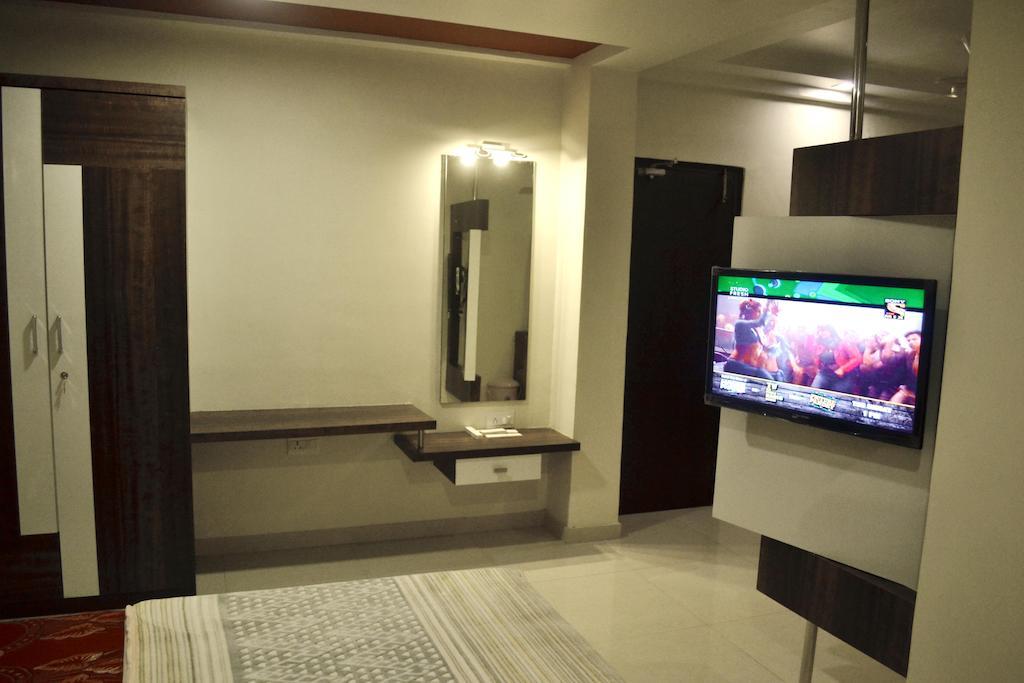 Hotel Sapphire Junagadh Extérieur photo