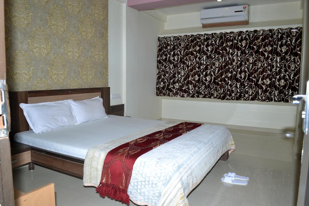 Hotel Sapphire Junagadh Extérieur photo