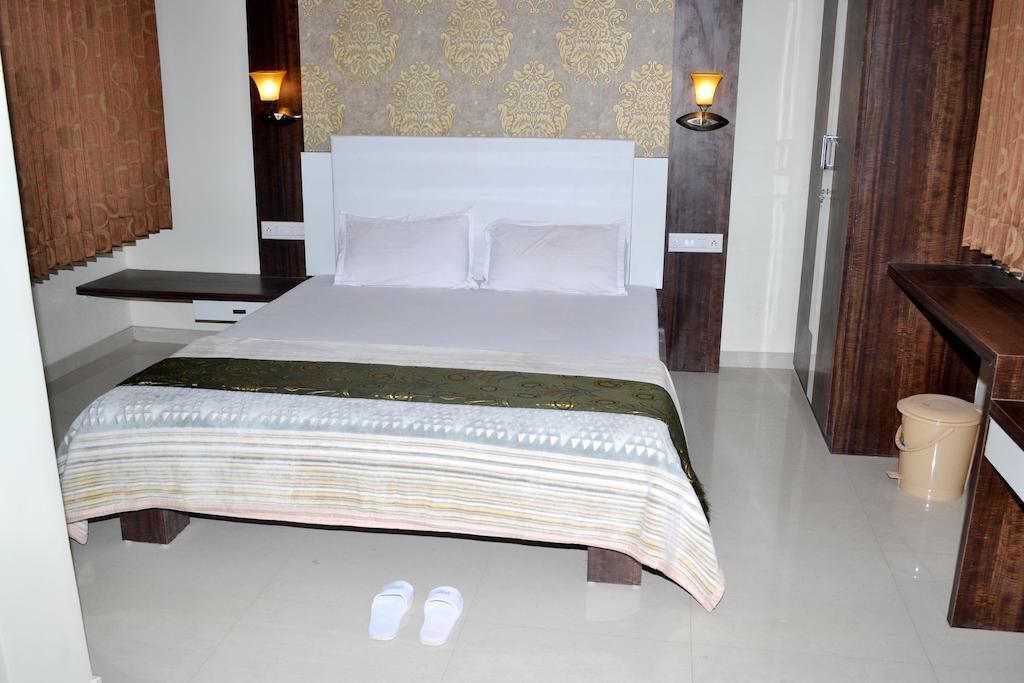 Hotel Sapphire Junagadh Extérieur photo