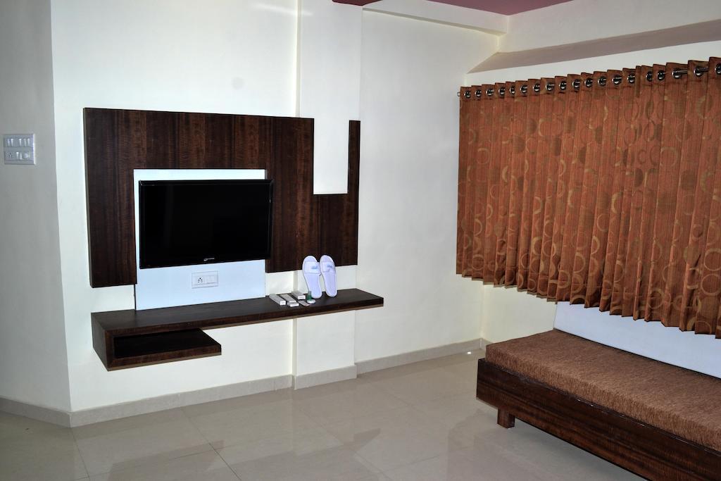 Hotel Sapphire Junagadh Extérieur photo