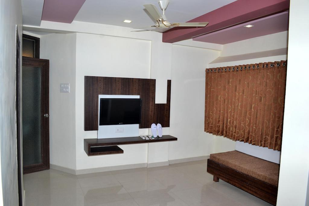 Hotel Sapphire Junagadh Extérieur photo