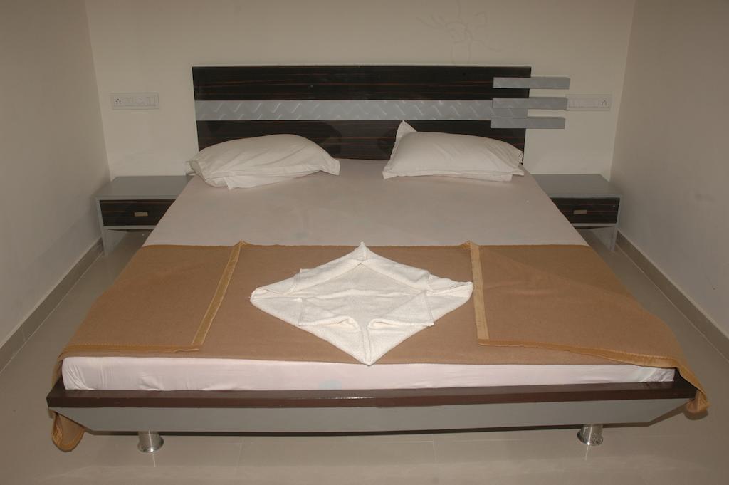 Hotel Sapphire Junagadh Chambre photo