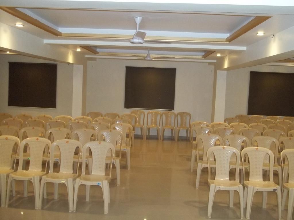 Hotel Sapphire Junagadh Extérieur photo