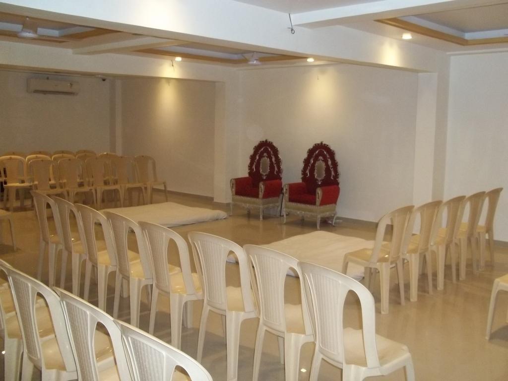 Hotel Sapphire Junagadh Extérieur photo