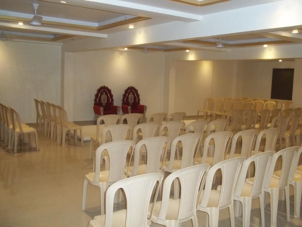Hotel Sapphire Junagadh Extérieur photo