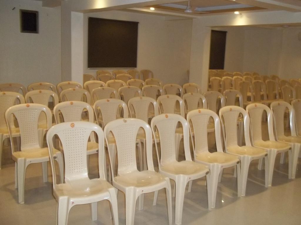 Hotel Sapphire Junagadh Extérieur photo