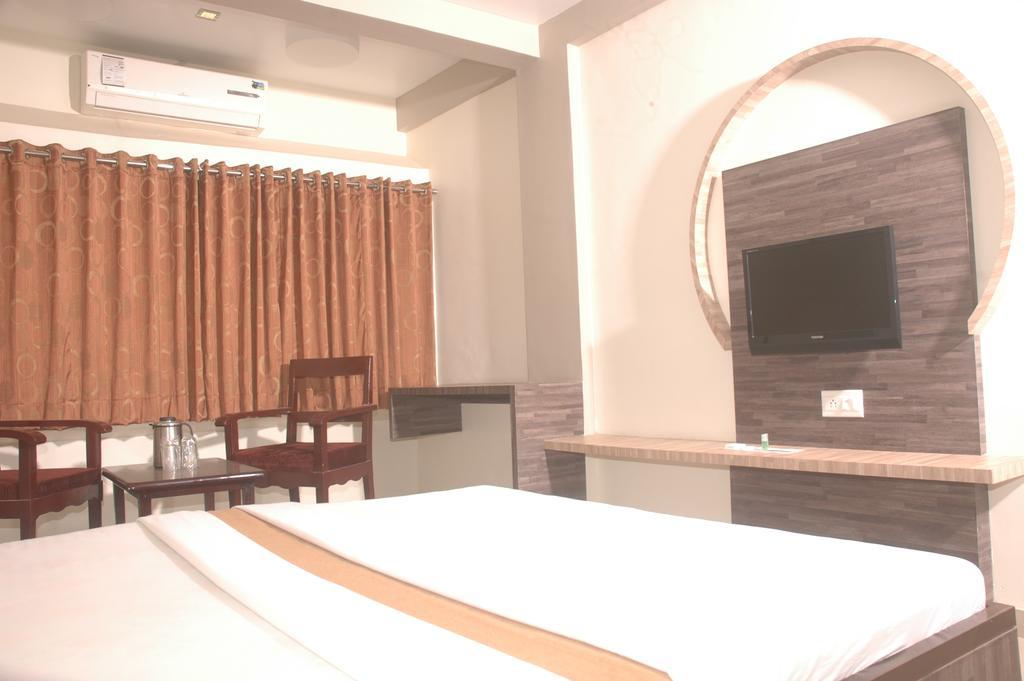 Hotel Sapphire Junagadh Extérieur photo