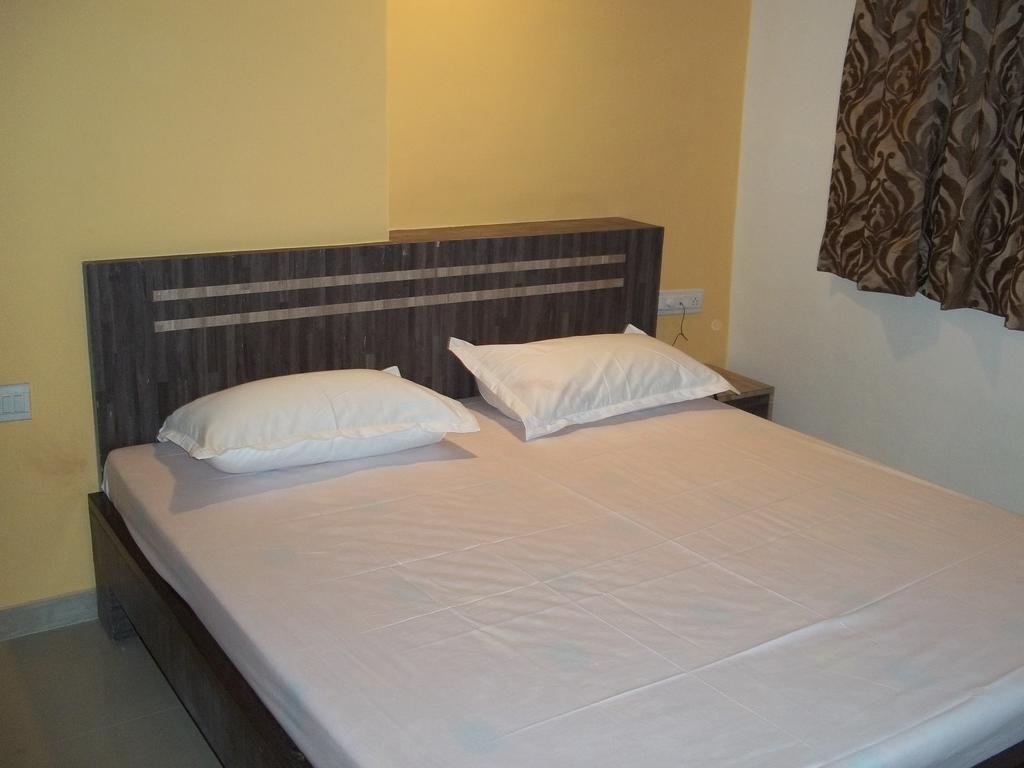 Hotel Sapphire Junagadh Extérieur photo