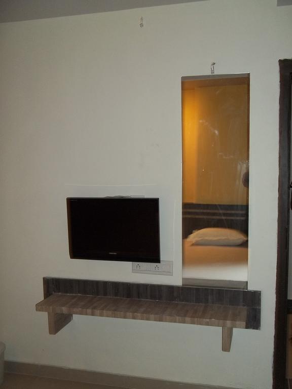 Hotel Sapphire Junagadh Extérieur photo