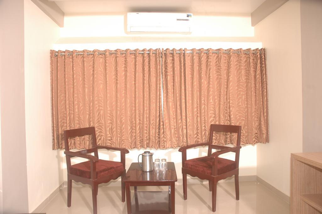 Hotel Sapphire Junagadh Extérieur photo