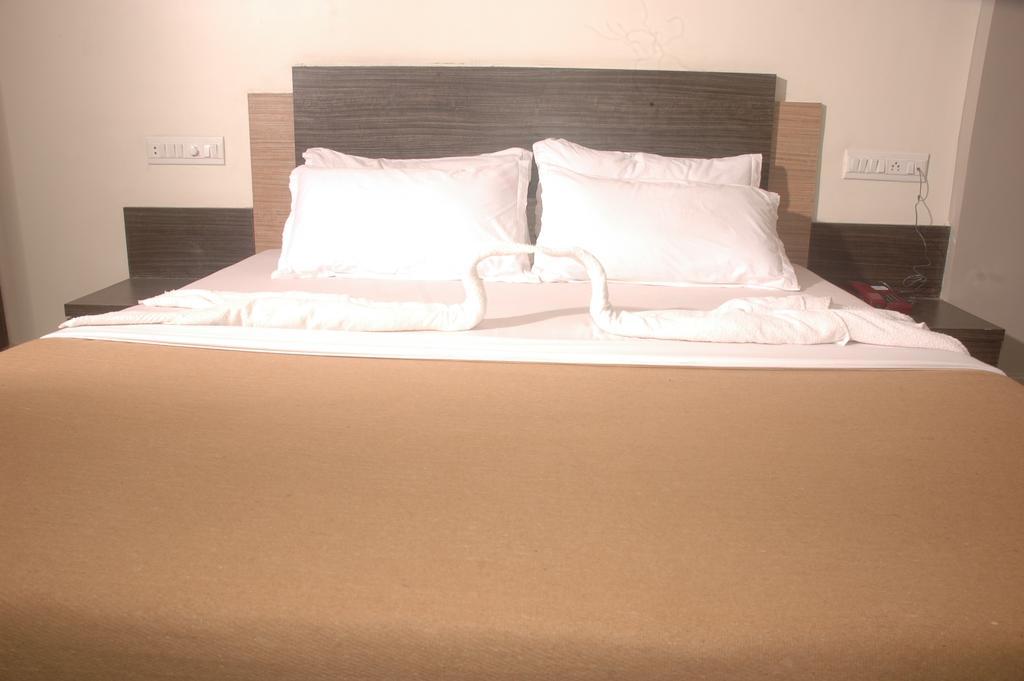 Hotel Sapphire Junagadh Extérieur photo