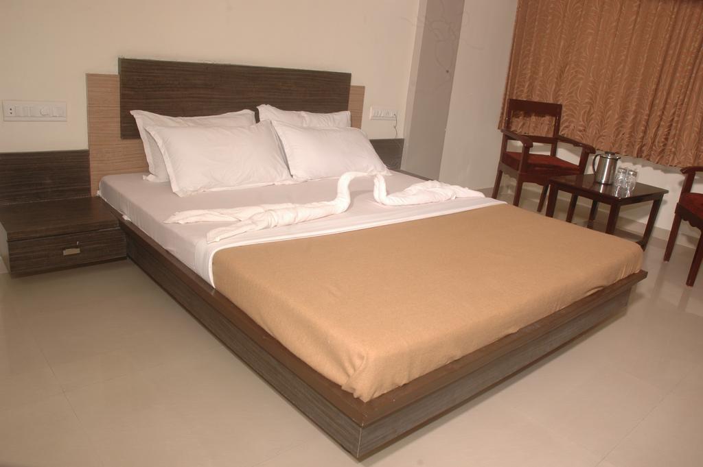 Hotel Sapphire Junagadh Extérieur photo