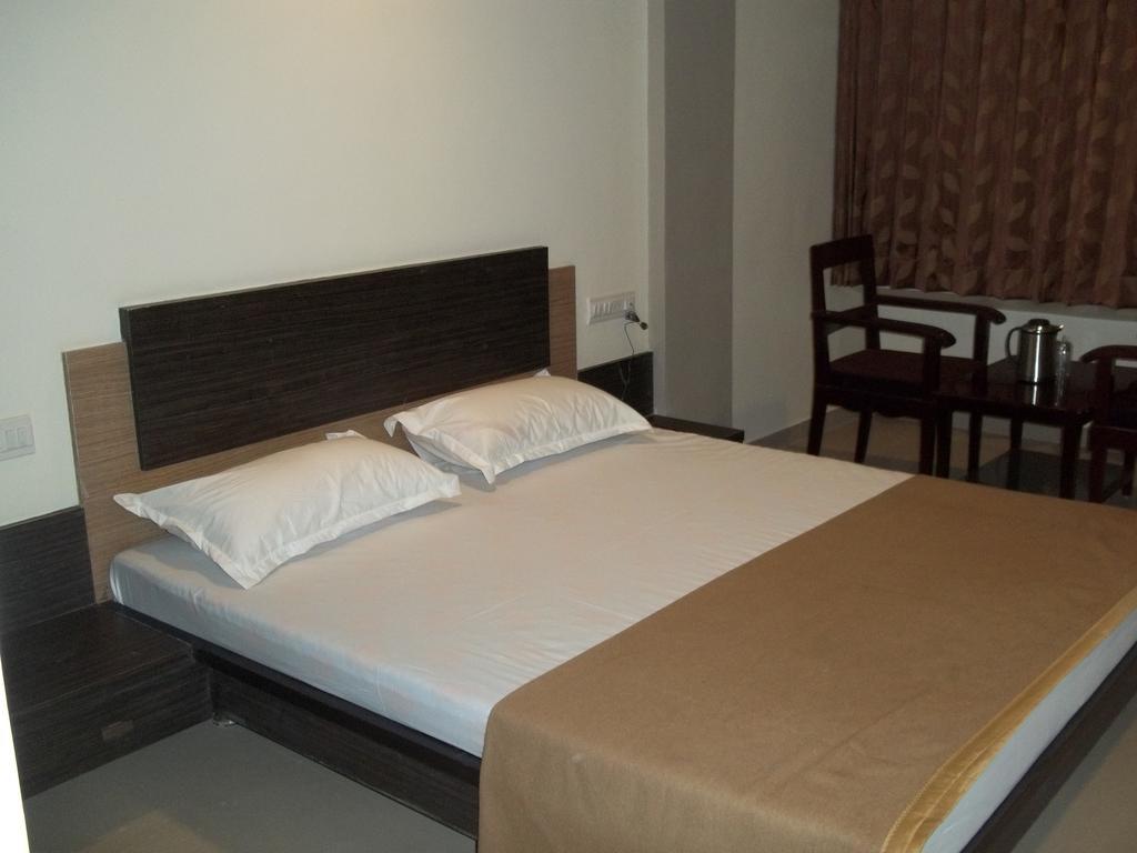 Hotel Sapphire Junagadh Extérieur photo