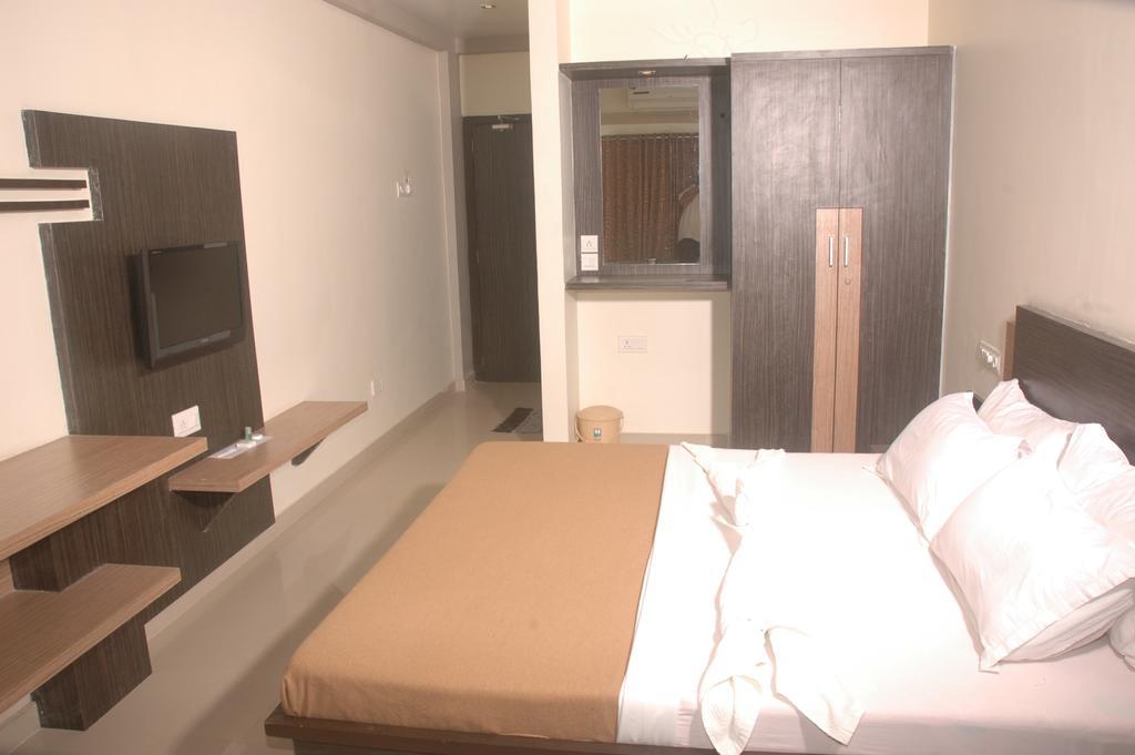 Hotel Sapphire Junagadh Extérieur photo