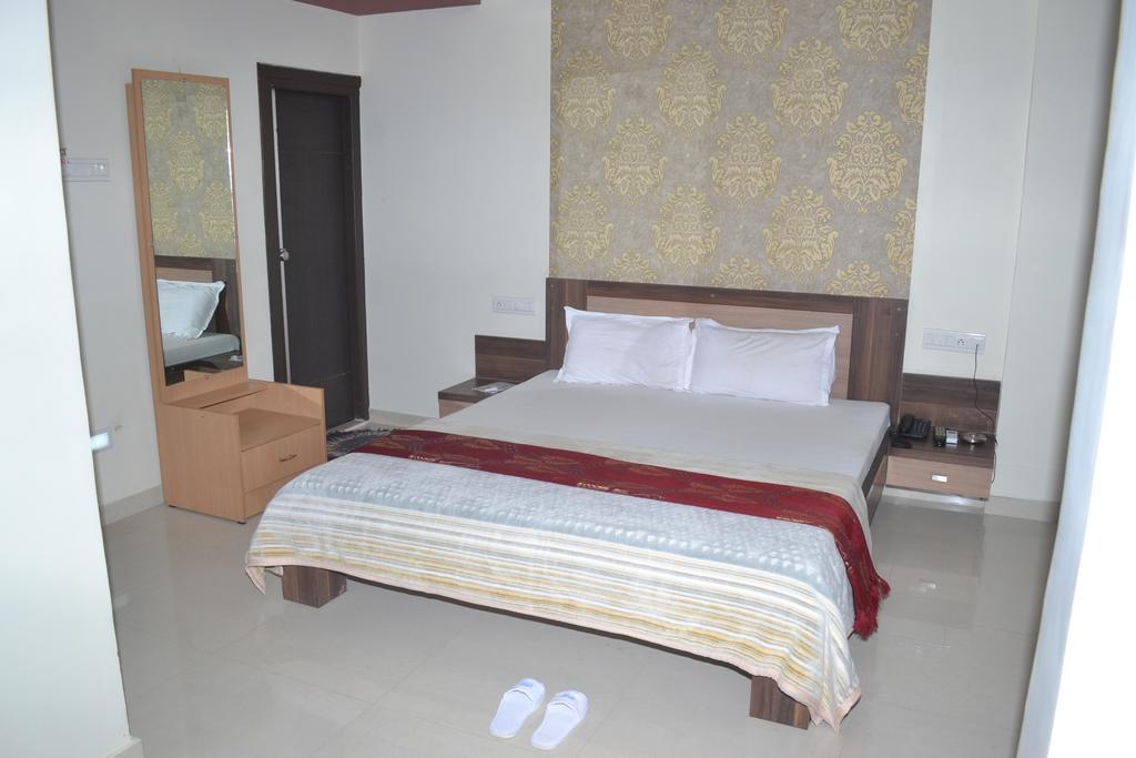 Hotel Sapphire Junagadh Extérieur photo
