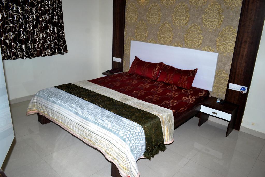 Hotel Sapphire Junagadh Extérieur photo