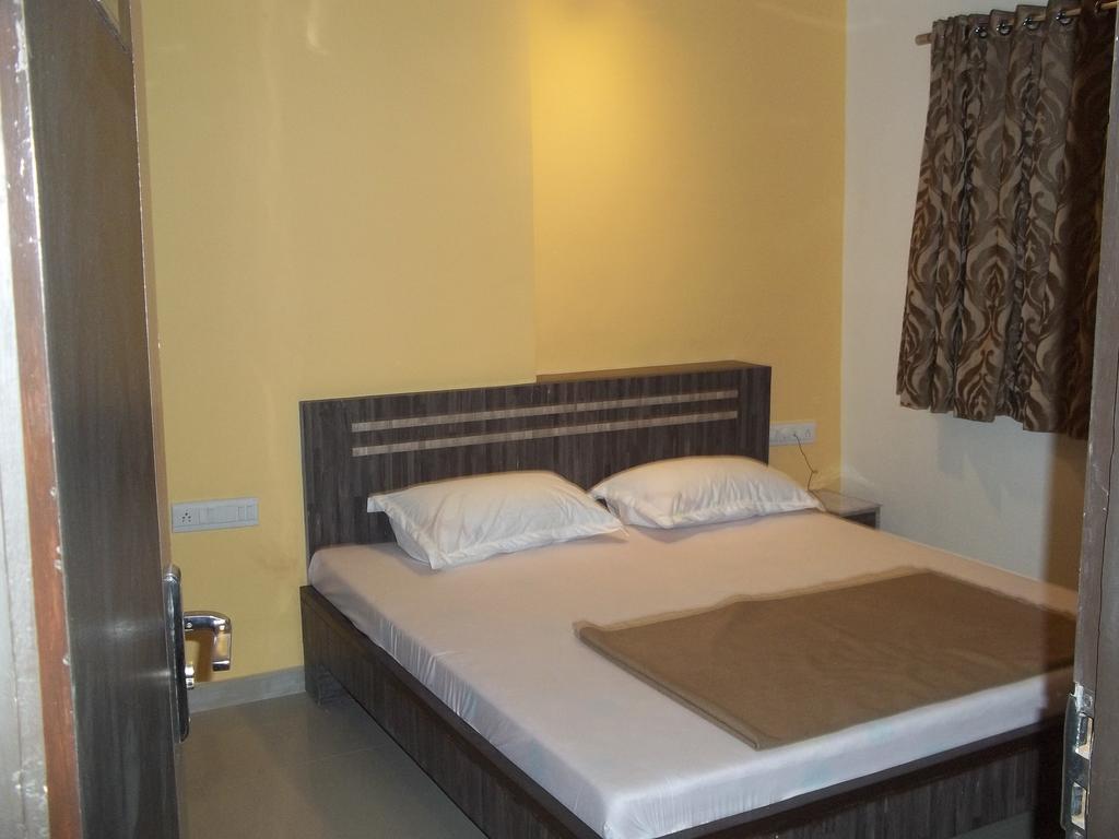 Hotel Sapphire Junagadh Extérieur photo