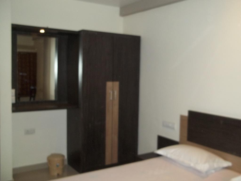Hotel Sapphire Junagadh Extérieur photo