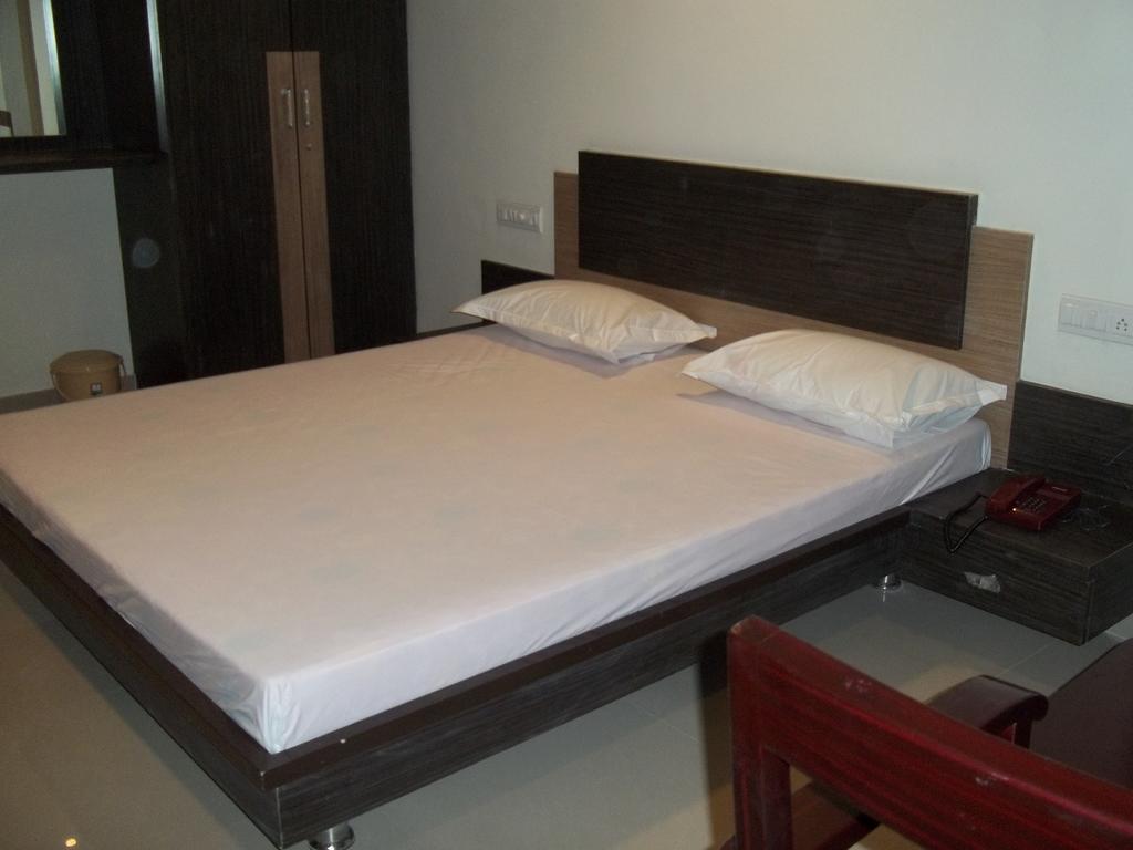 Hotel Sapphire Junagadh Extérieur photo