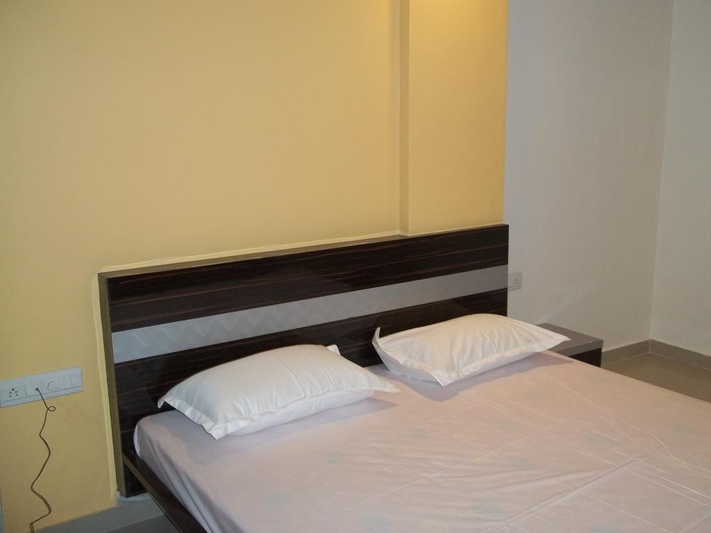 Hotel Sapphire Junagadh Extérieur photo