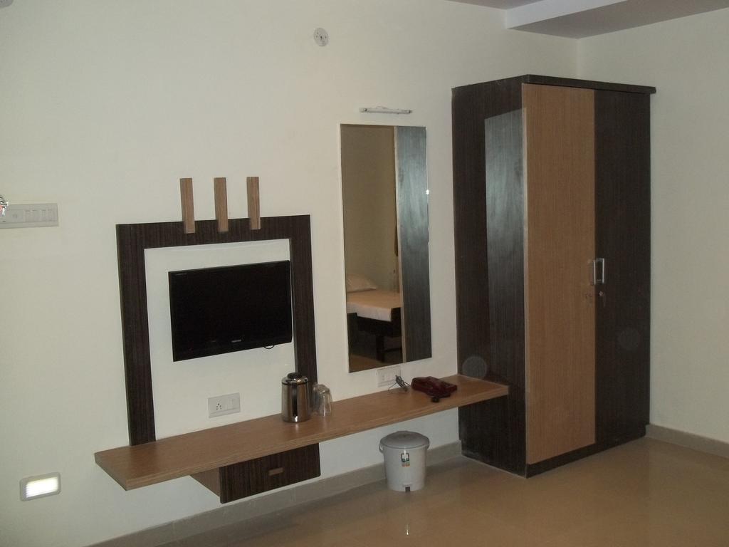 Hotel Sapphire Junagadh Extérieur photo