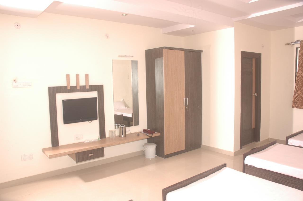 Hotel Sapphire Junagadh Extérieur photo